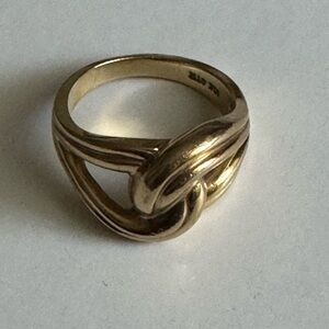 Elegant Gold Knot Ring